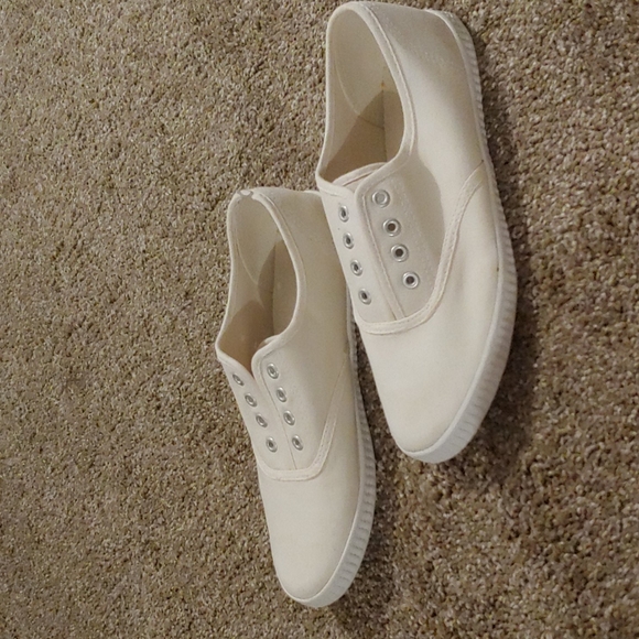 Never worn sneakers - Picture 2 of 5